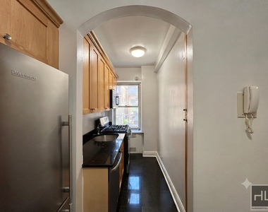 East 56 Street - Photo Thumbnail 4