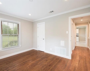 815 E 16th Street - Photo Thumbnail 17