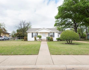 815 E 16th Street - Photo Thumbnail 2