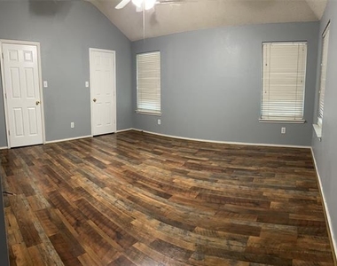 4216 Cave Cove Court - Photo Thumbnail 2