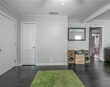 206 Renfro Street - Photo Thumbnail 2