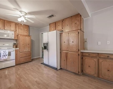 206 Renfro Street - Photo Thumbnail 7