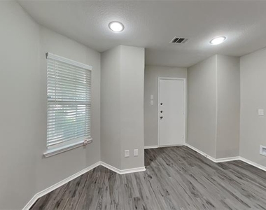 5620 Talons Crest Circle - Photo Thumbnail 5