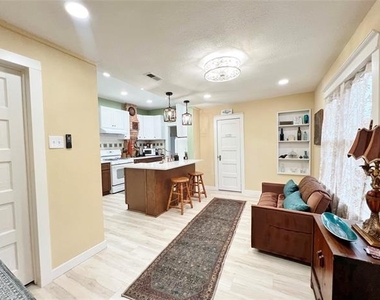 828 W 8th Street - Photo Thumbnail 11