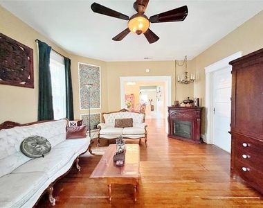 828 W 8th Street - Photo Thumbnail 3