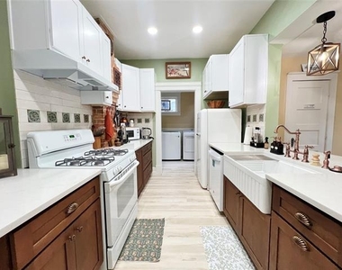 828 W 8th Street - Photo Thumbnail 6