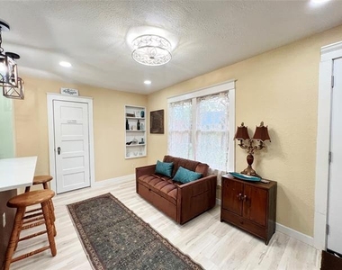 828 W 8th Street - Photo Thumbnail 12