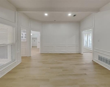 3213 Sugarbush Drive - Photo Thumbnail 2