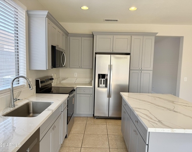 6558 W Townley Avenue - Photo Thumbnail 20