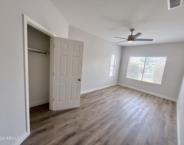 6558 W Townley Avenue - Photo Thumbnail 13
