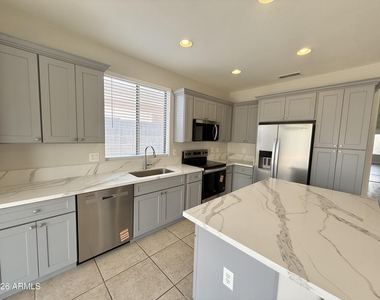 6558 W Townley Avenue - Photo Thumbnail 18