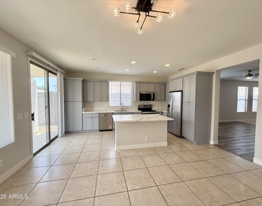 6558 W Townley Avenue - Photo Thumbnail 16