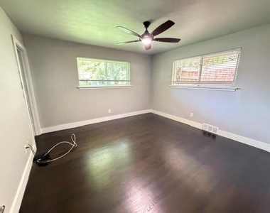 3158 Newcastle Drive - Photo Thumbnail 9