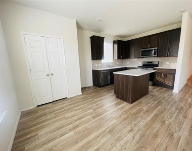 911 Cormorant Street - Photo Thumbnail 4