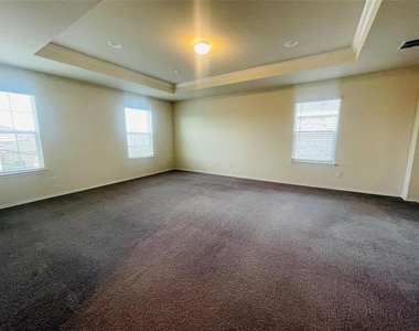 911 Cormorant Street - Photo Thumbnail 7