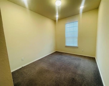 911 Cormorant Street - Photo Thumbnail 11