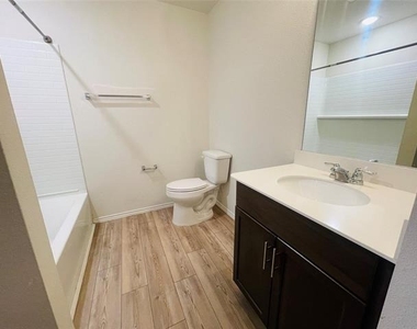 911 Cormorant Street - Photo Thumbnail 5