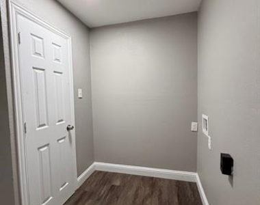 502 E Park Avenue - Photo Thumbnail 4