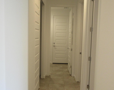 8911 W Bethany Heights Drive - Photo Thumbnail 12