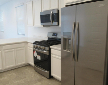 8911 W Bethany Heights Drive - Photo Thumbnail 4