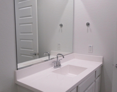 8911 W Bethany Heights Drive - Photo Thumbnail 11