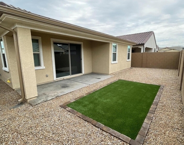 8911 W Bethany Heights Drive - Photo Thumbnail 17