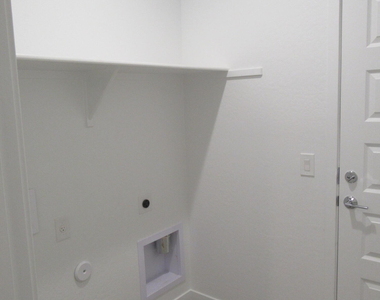 8911 W Bethany Heights Drive - Photo Thumbnail 7
