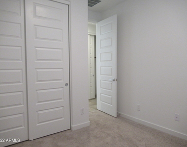 8911 W Bethany Heights Drive - Photo Thumbnail 9
