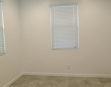 8911 W Bethany Heights Drive - Photo Thumbnail 6
