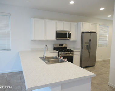 8911 W Bethany Heights Drive - Photo Thumbnail 3