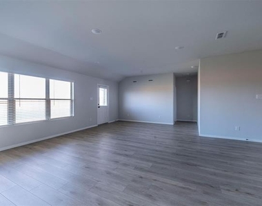 516 Ridgewood Drive - Photo Thumbnail 2