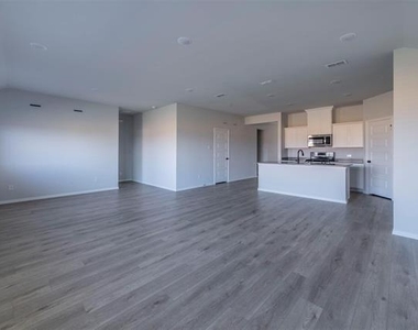 516 Ridgewood Drive - Photo Thumbnail 3