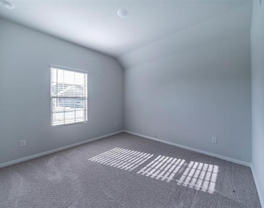 516 Ridgewood Drive - Photo Thumbnail 13