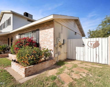 2542 W Nopal Avenue - Photo Thumbnail 4