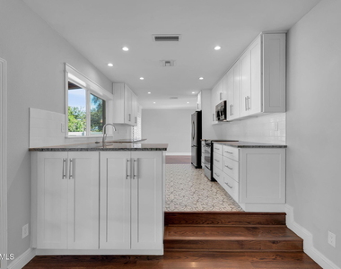 2542 W Nopal Avenue - Photo Thumbnail 19