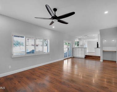 2542 W Nopal Avenue - Photo Thumbnail 15