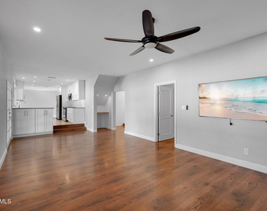 2542 W Nopal Avenue - Photo Thumbnail 16