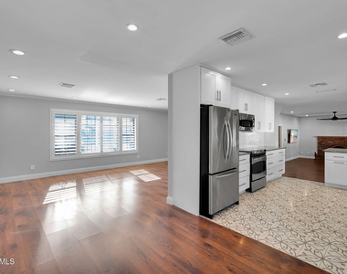 2542 W Nopal Avenue - Photo Thumbnail 17