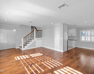2542 W Nopal Avenue - Photo Thumbnail 8