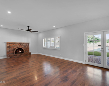 2542 W Nopal Avenue - Photo Thumbnail 13