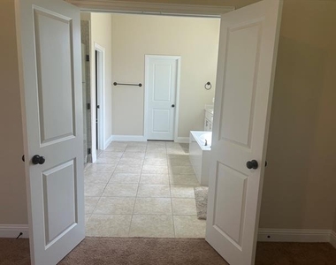 2000 Bent Creek Way - Photo Thumbnail 9