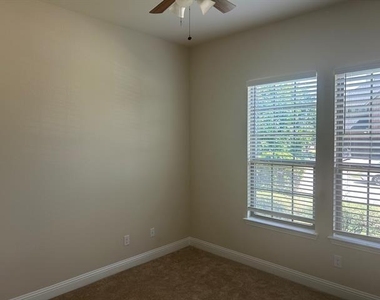 2000 Bent Creek Way - Photo Thumbnail 17