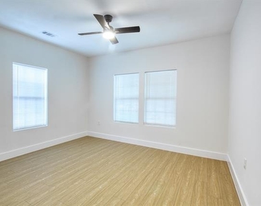2511 W Lovers Lane - Photo Thumbnail 9