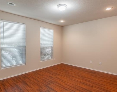 472 Grant Lane - Photo Thumbnail 3