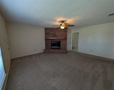 604 E Oak Street - Photo Thumbnail 2