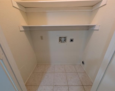 604 E Oak Street - Photo Thumbnail 6