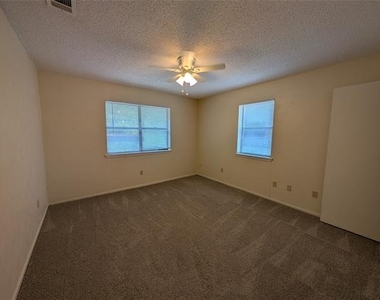 604 E Oak Street - Photo Thumbnail 10