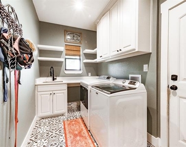 131 Lakeway Lane - Photo Thumbnail 11