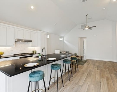 8117 Radnor Road - Photo Thumbnail 11
