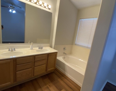 1704 E Pontiac Drive - Photo Thumbnail 10